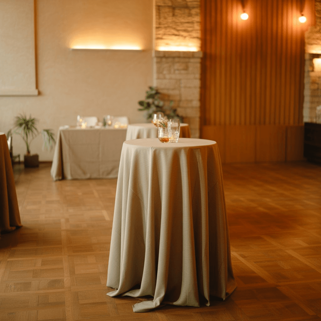 Salle de réception lumineuse et sobre prête à accueillir une collation après des obsèques